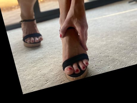Nacktes geleaktes OnlyFans-Foto von Fun And Flirty Feet