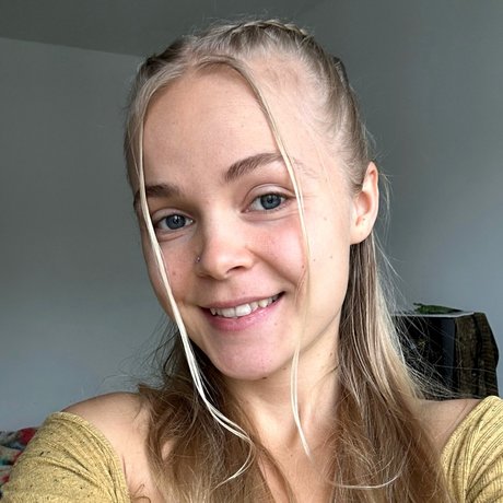 Nacktes geleaktes OnlyFans-Foto von Emily