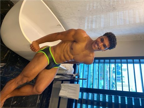 Nacktes geleaktes OnlyFans-Foto von Oli Ferro