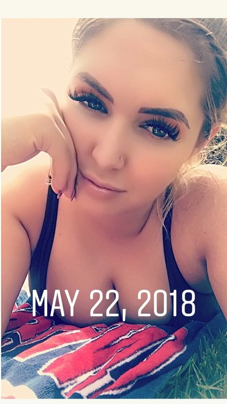 Nacktes geleaktes OnlyFans-Foto von Ashley Grey