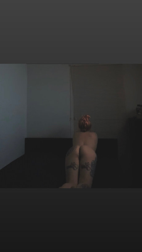 Nacktes geleaktes OnlyFans-Foto von Pinkhairedbitch