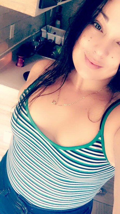 Nacktes geleaktes OnlyFans-Foto von Naughtypetitelionne