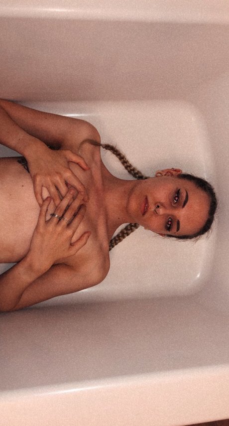 Nacktes geleaktes OnlyFans-Foto von Petitelilbee
