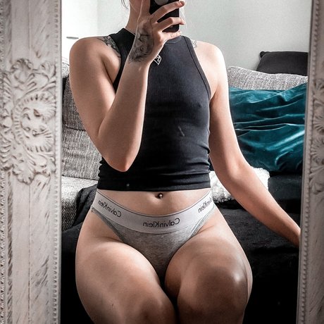 Nacktes geleaktes OnlyFans-Foto von Petitejenss