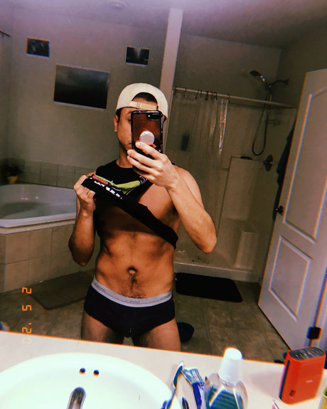 Nacktes geleaktes OnlyFans-Foto von Cloud