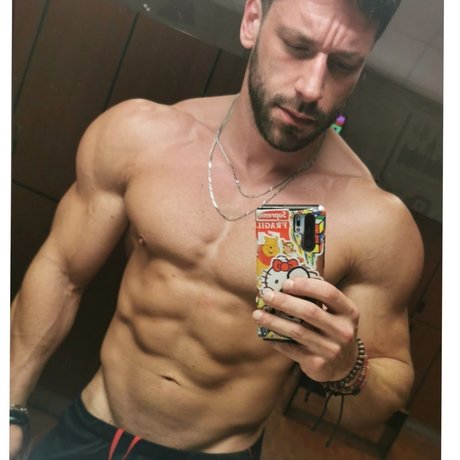 Nacktes geleaktes OnlyFans-Foto von Pizza Biceps