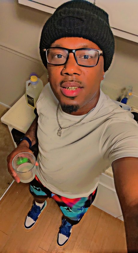Nacktes geleaktes OnlyFans-Foto von Prettyboi Bre
