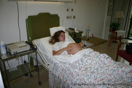 Nacktes geleaktes OnlyFans-Foto von Emily Your Pregnant Neighbor 