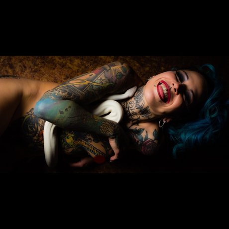 Nacktes geleaktes OnlyFans-Foto von Miss Poisonblue