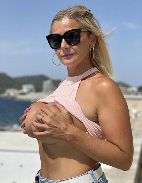 Nacktes geleaktes OnlyFans-Foto von Lady Dina