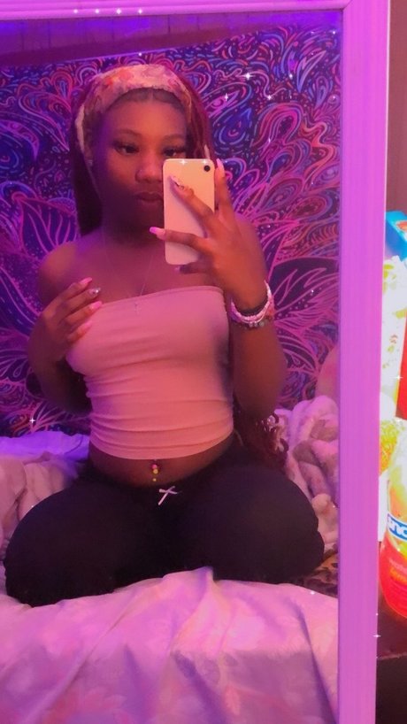 Nacktes geleaktes OnlyFans-Foto von Luh Strawberry