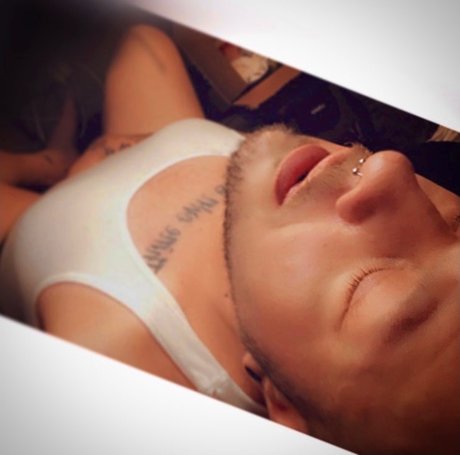 Nacktes geleaktes OnlyFans-Foto von Queer Stoner