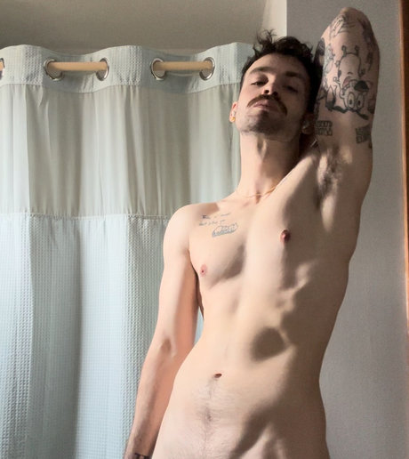 Nacktes geleaktes OnlyFans-Foto von B