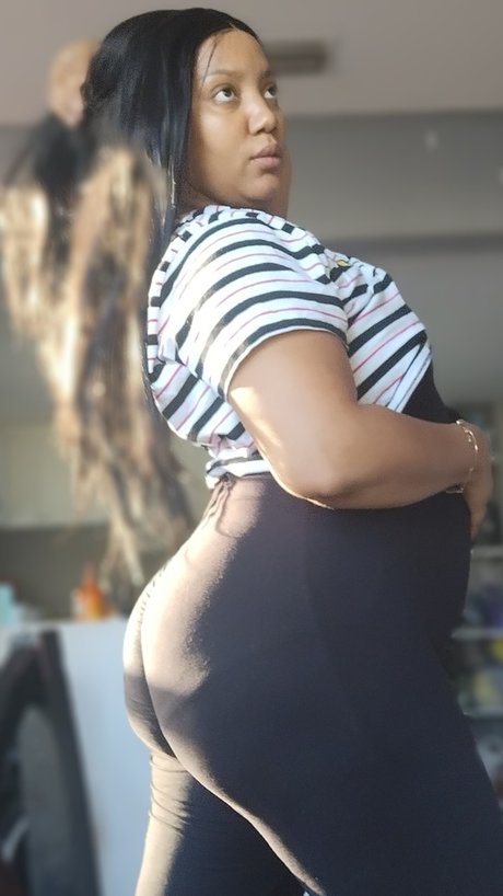 Nacktes geleaktes OnlyFans-Foto von Queen Cosmos