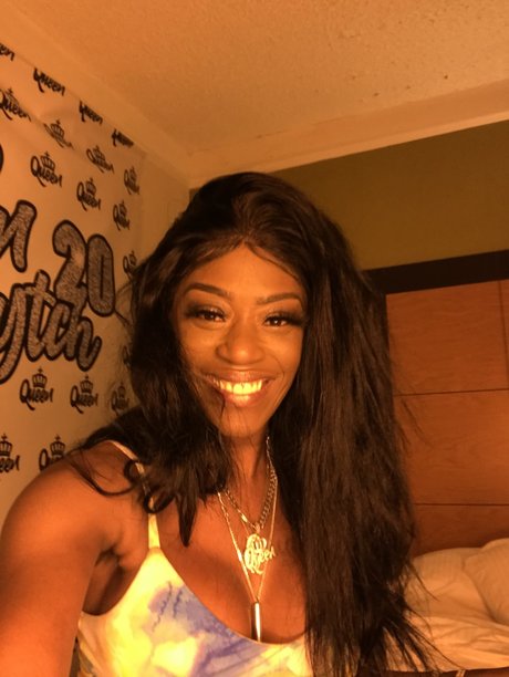 Nacktes geleaktes OnlyFans-Foto von Queen