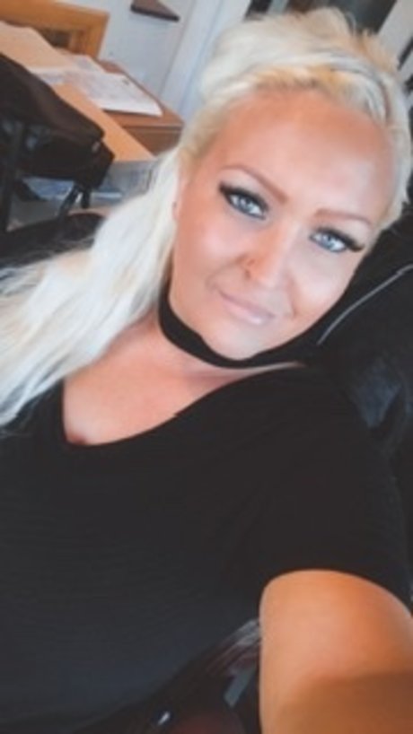Nacktes geleaktes OnlyFans-Foto von Curvy Busty Blonde