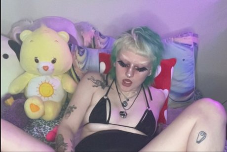 Nacktes geleaktes OnlyFans-Foto von Bug 