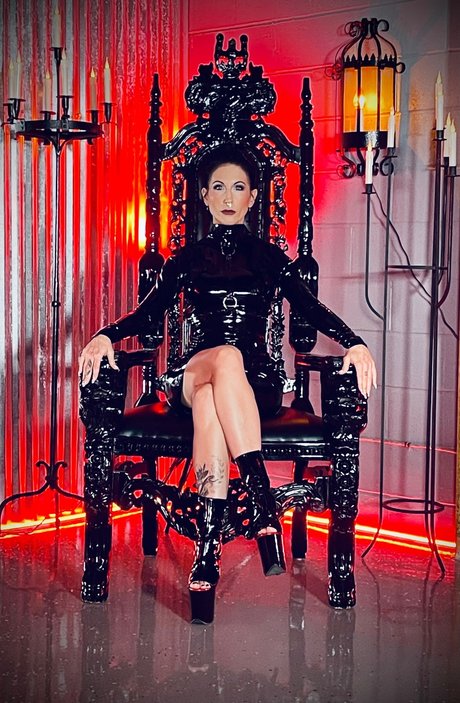 Nacktes geleaktes OnlyFans-Foto von Temptress Raven Eve