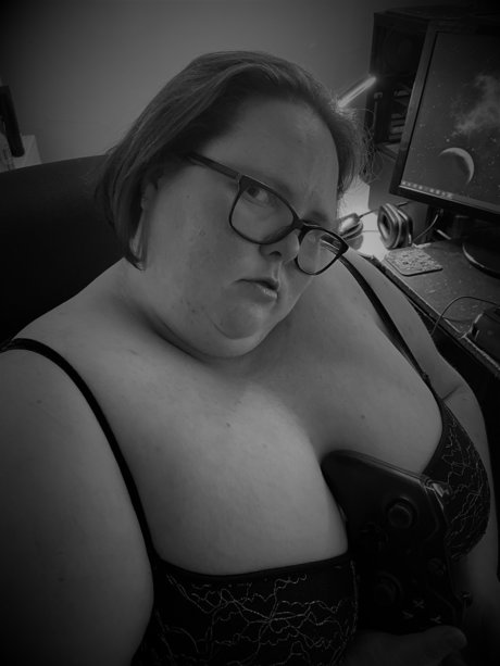 Nacktes geleaktes OnlyFans-Foto von Red And Bubbly Bbw