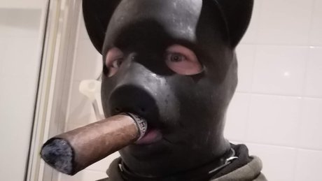 Nacktes geleaktes OnlyFans-Foto von Rubber Cigar Pig