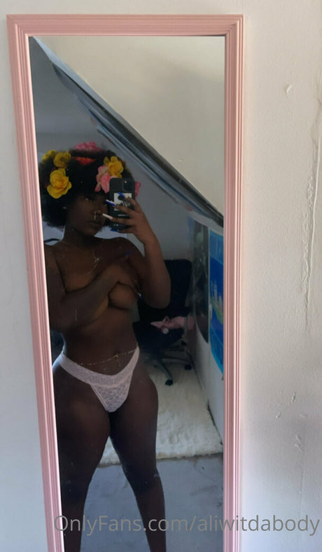 Nacktes geleaktes OnlyFans-Foto von Aliwitdabody
