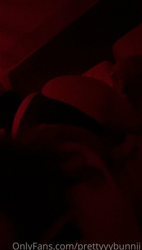 Nacktes geleaktes OnlyFans-Foto von Prettyyybunnii