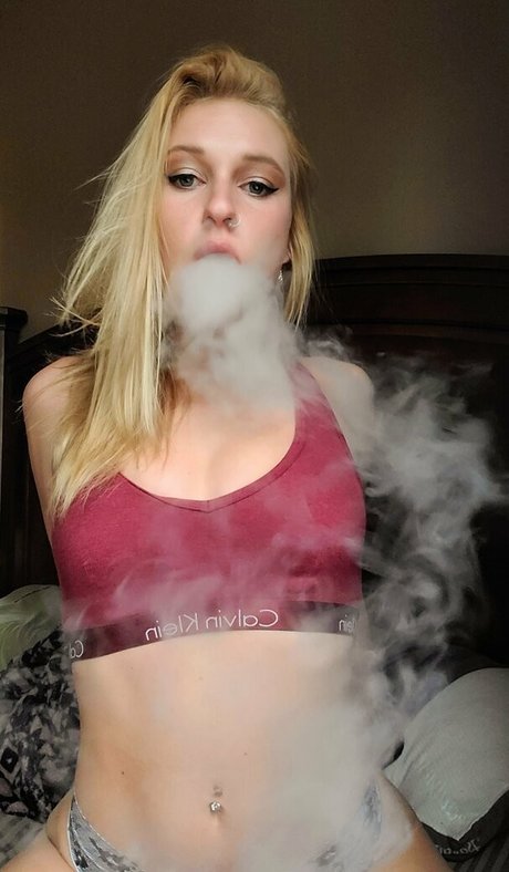 Nacktes geleaktes OnlyFans-Foto von Smokingprincessof
