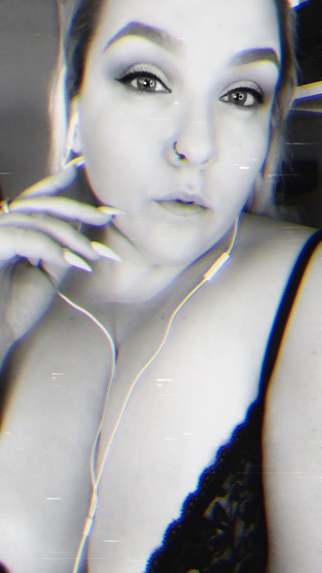 Nacktes geleaktes OnlyFans-Foto von Sativa Siren