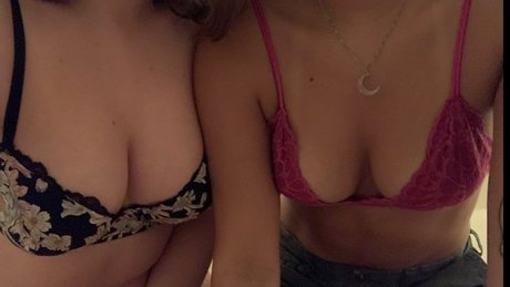 Nacktes geleaktes OnlyFans-Foto von Yessica And Sara