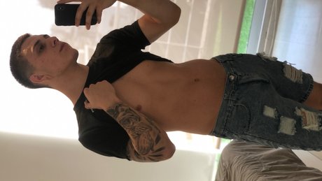 Nacktes geleaktes OnlyFans-Foto von Santi Becker