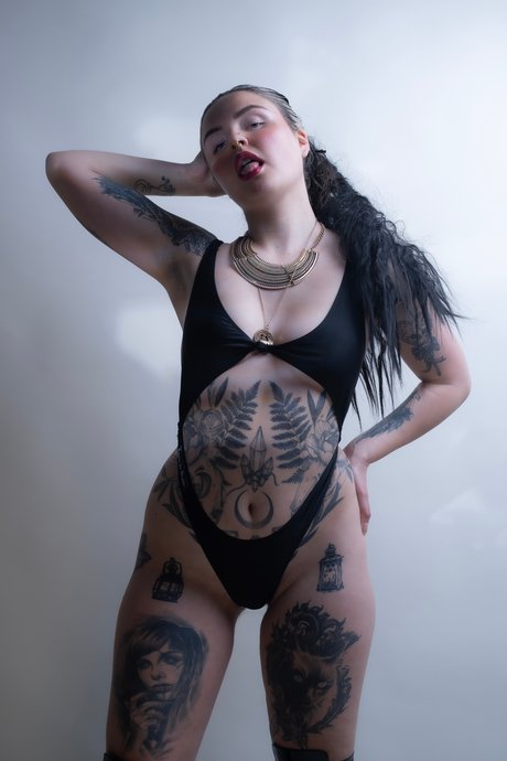 Nacktes geleaktes OnlyFans-Foto von La Sainte Puritaine