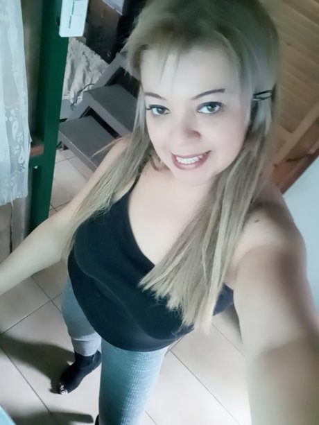Nacktes geleaktes OnlyFans-Foto von Honeyblond