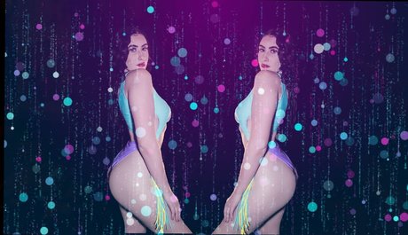 Nacktes geleaktes OnlyFans-Foto von Scarlett Fire