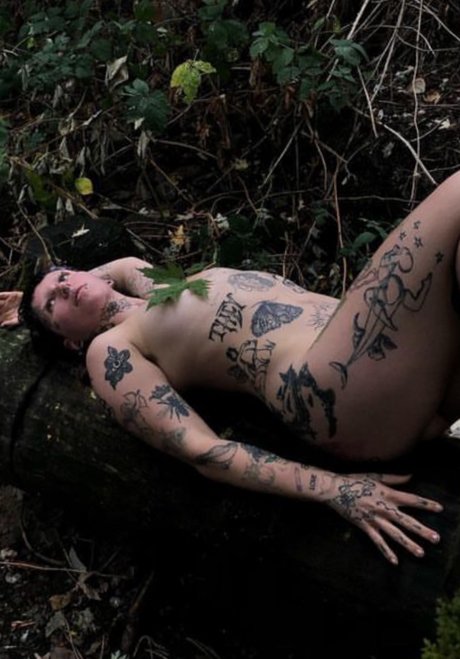 Nacktes geleaktes OnlyFans-Foto von Lna C