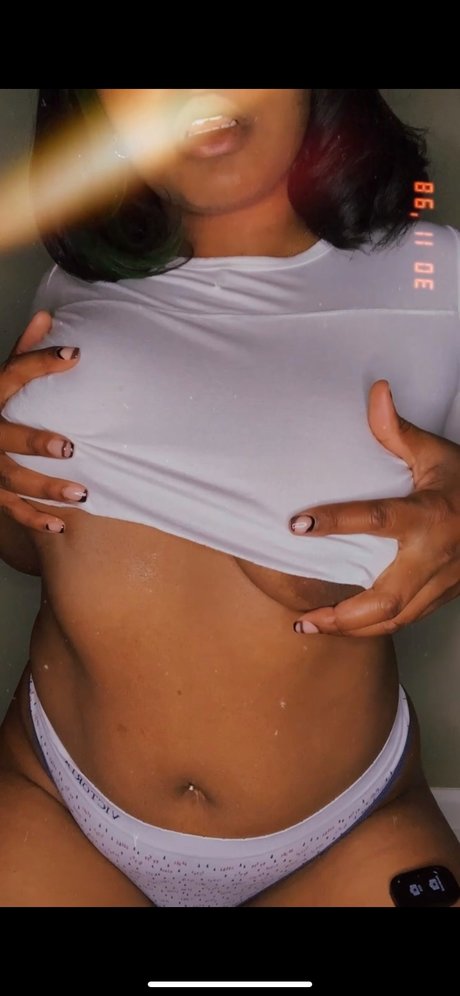 Nacktes geleaktes OnlyFans-Foto von Honey