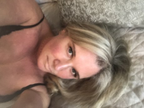 Nacktes geleaktes OnlyFans-Foto von Bustybeth
