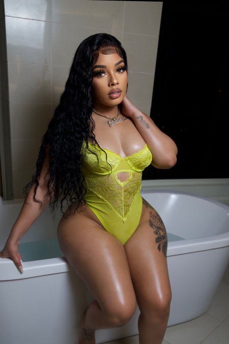 Nacktes geleaktes OnlyFans-Foto von Paradise 