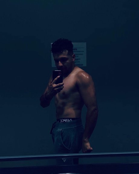 Nacktes geleaktes OnlyFans-Foto von Papi