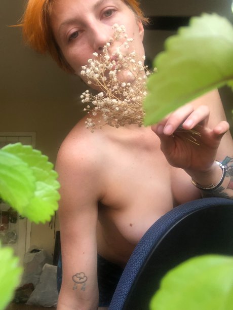 Nacktes geleaktes OnlyFans-Foto von Neon Faye