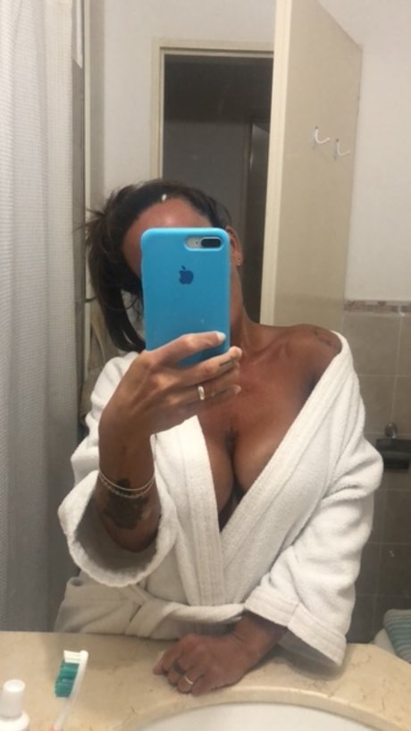 Nacktes geleaktes OnlyFans-Foto von Hot Mom