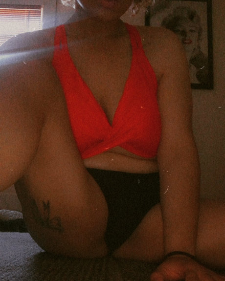 Nacktes geleaktes OnlyFans-Foto von Kiwi