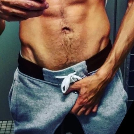 Nacktes geleaktes OnlyFans-Foto von Slim Is Packin Heat