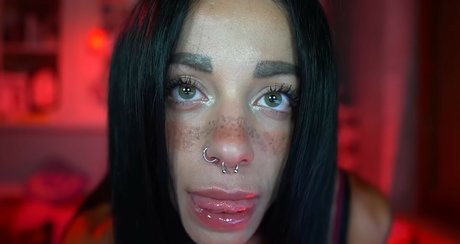 Nacktes geleaktes OnlyFans-Foto von Imviolet