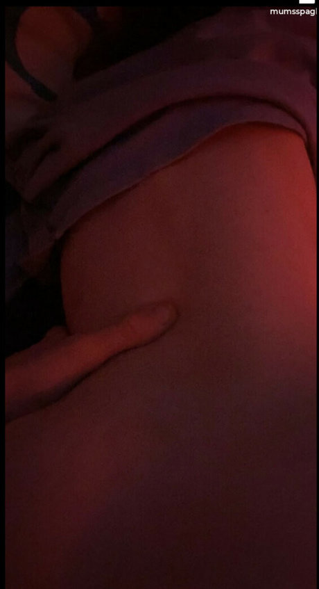 Nacktes geleaktes OnlyFans-Foto von Mumsspaghettiz