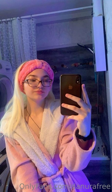 Nacktes geleaktes OnlyFans-Foto von Sweetdanura
