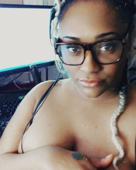 Nacktes geleaktes OnlyFans-Foto von Kenya Rai