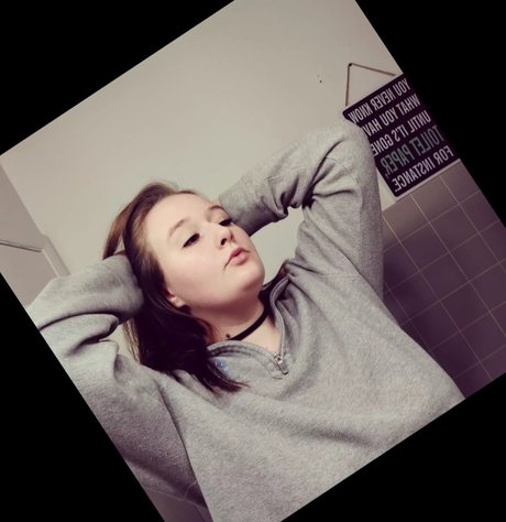 Nacktes geleaktes OnlyFans-Foto von Madelina Babe