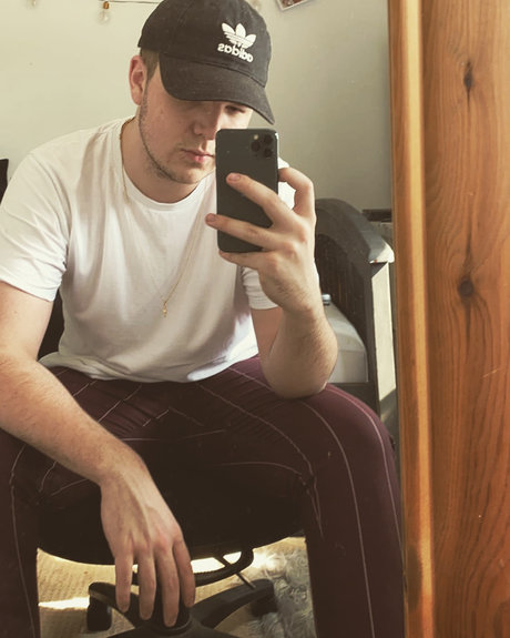 Nacktes geleaktes OnlyFans-Foto von Chubby Gay Boy