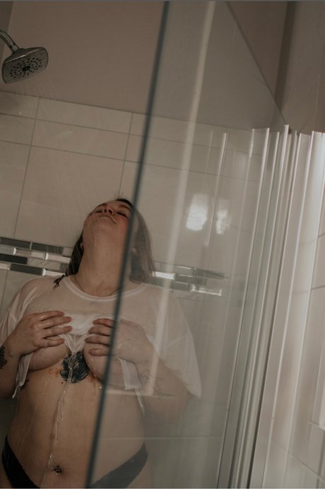 Nacktes geleaktes OnlyFans-Foto von L