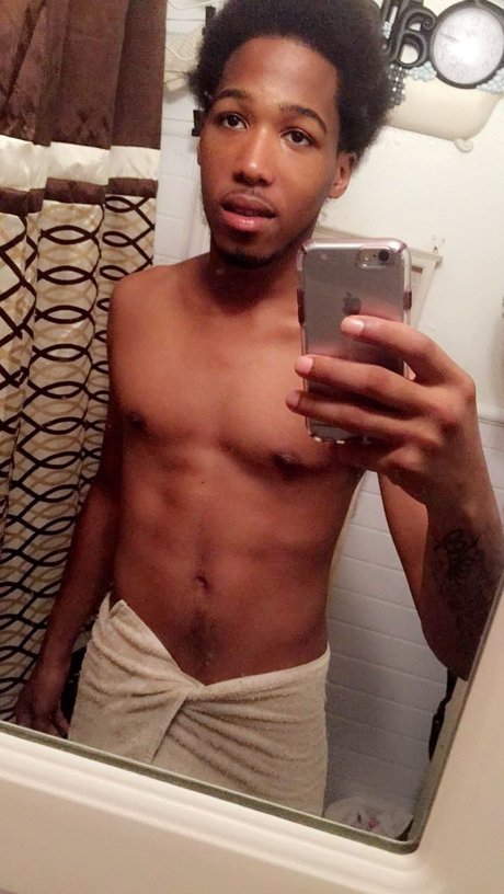 Nacktes geleaktes OnlyFans-Foto von Nauti E